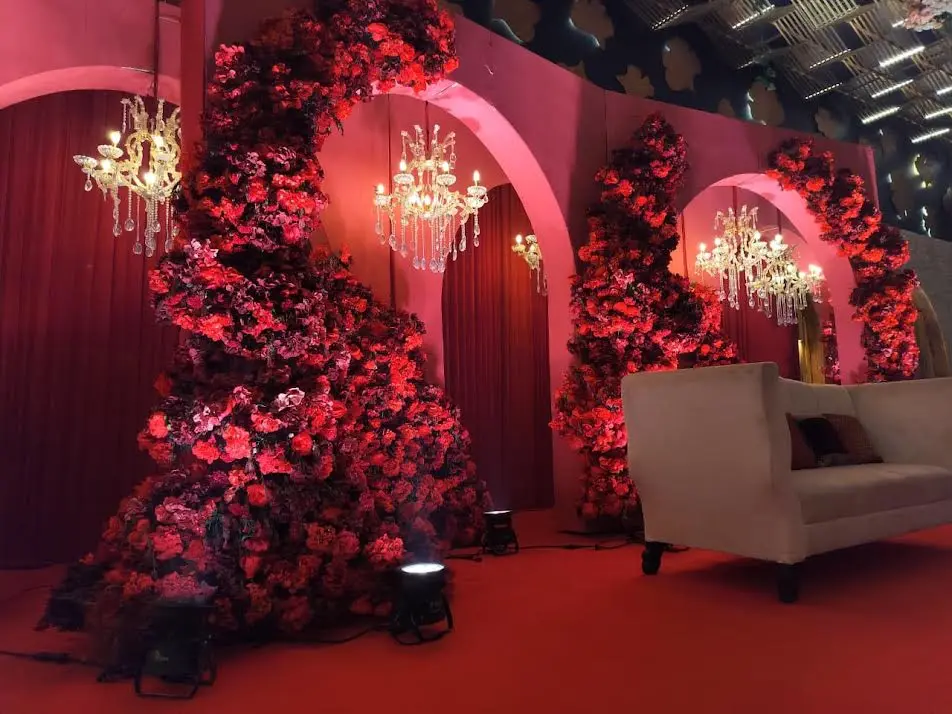 Red rose wall decor for a Gurgaon wedding lounge